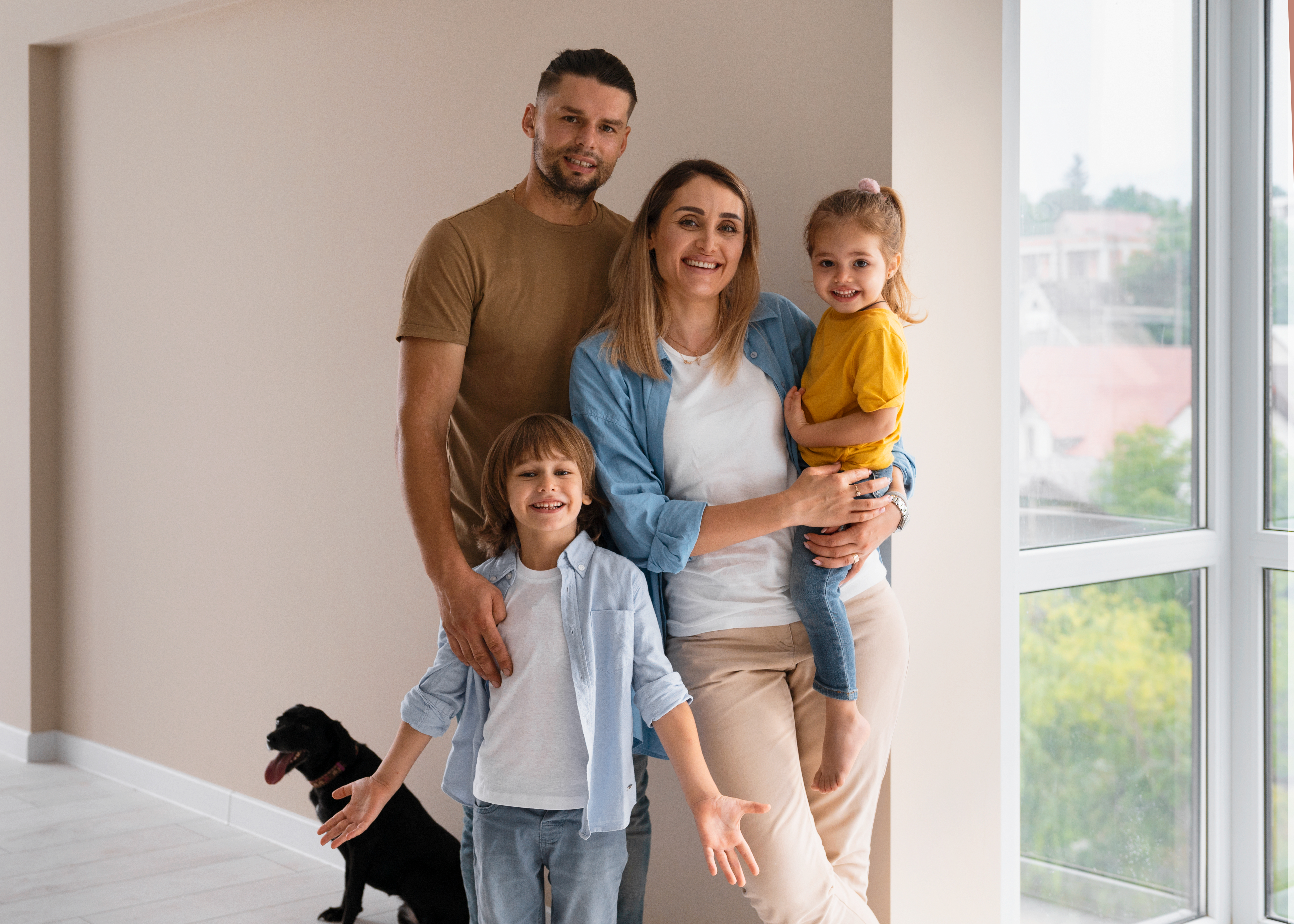 Esta imagen tiene un atributo ALT vacío; su nombre de archivo es familia-feliz-perro-mudandose-nuevo-hogar.jpg